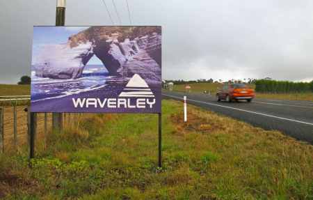 Waverley Highway sign showing the now-fallen arch (2013)